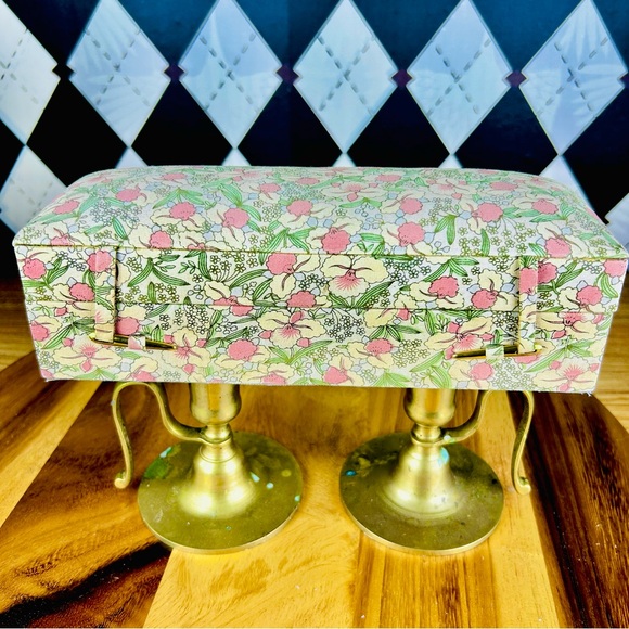 Vintage Floral Jewelry Box – Fabric Padded Vanity Organizer - Picture 10 of 17